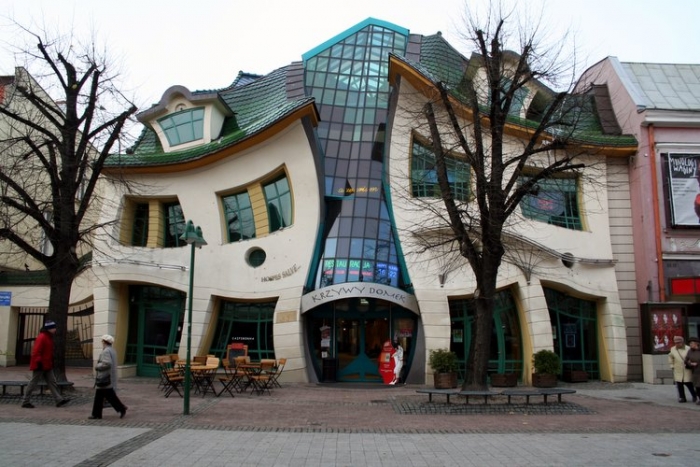 krzywy domek