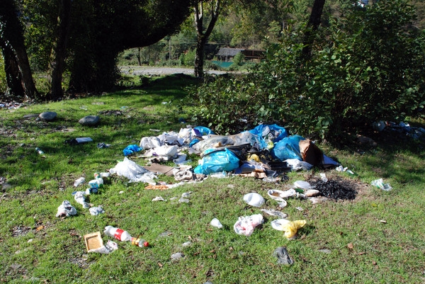 мусор на берегу Сочи