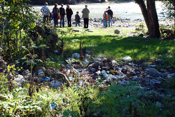 мусор на берегу Сочи