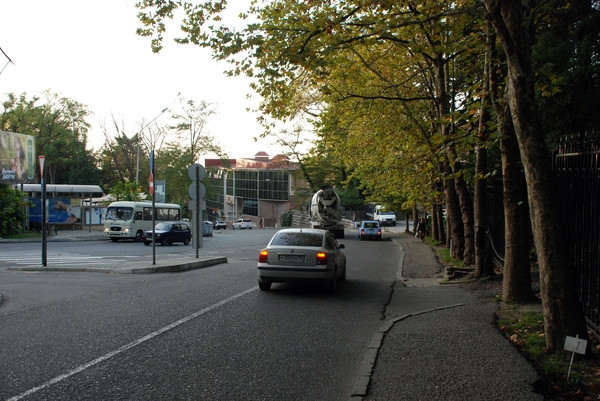 справа Металлург, слева новостройка