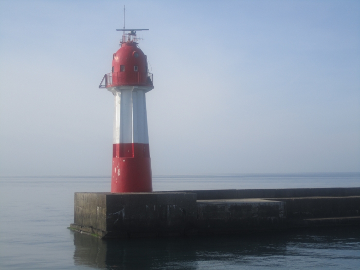 маяк с берега смотрится немного больше