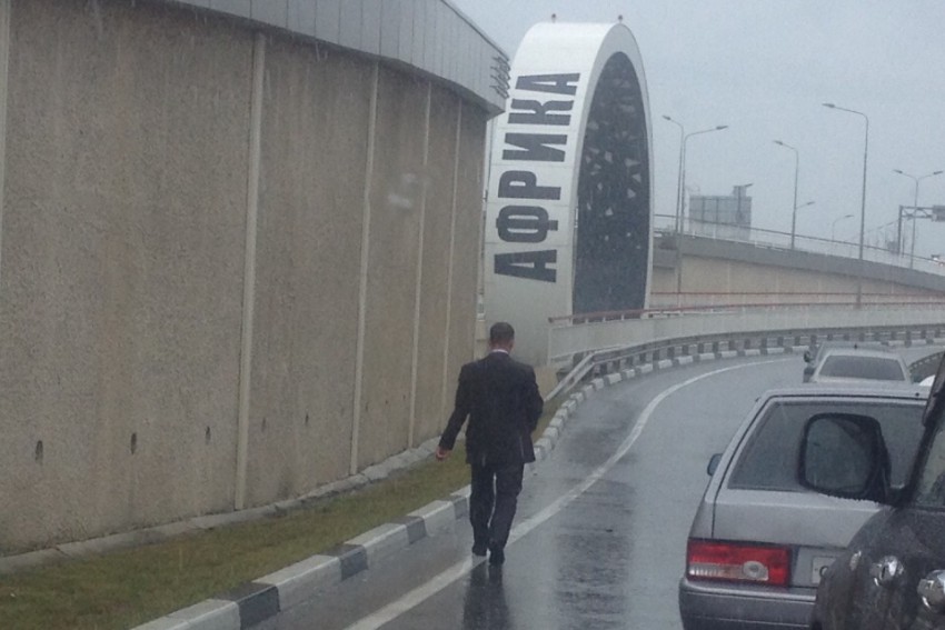 Люди в черном идут спасать этот мир:)