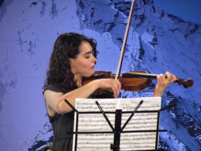 Солистка Алена Баева