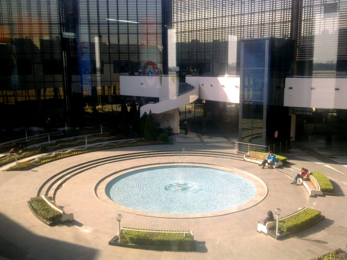 Внутренний дворик в аэропорту Сочи