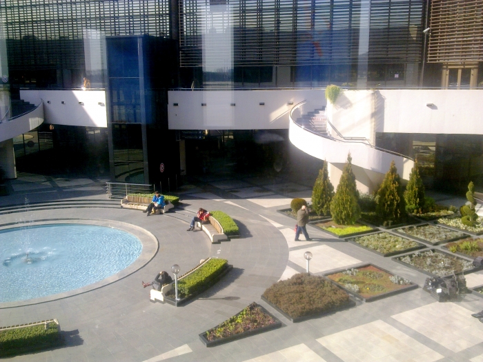 Внутренний дворик в аэропорту Сочи