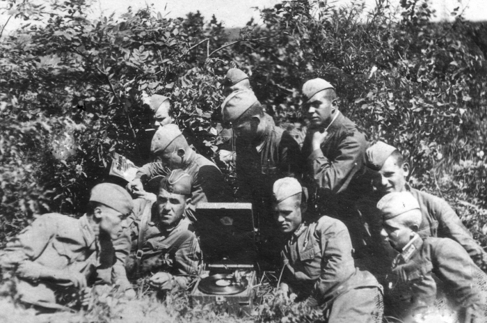 Мой отец и бойцы десантники перед отправкой на фронт. 1941 г.