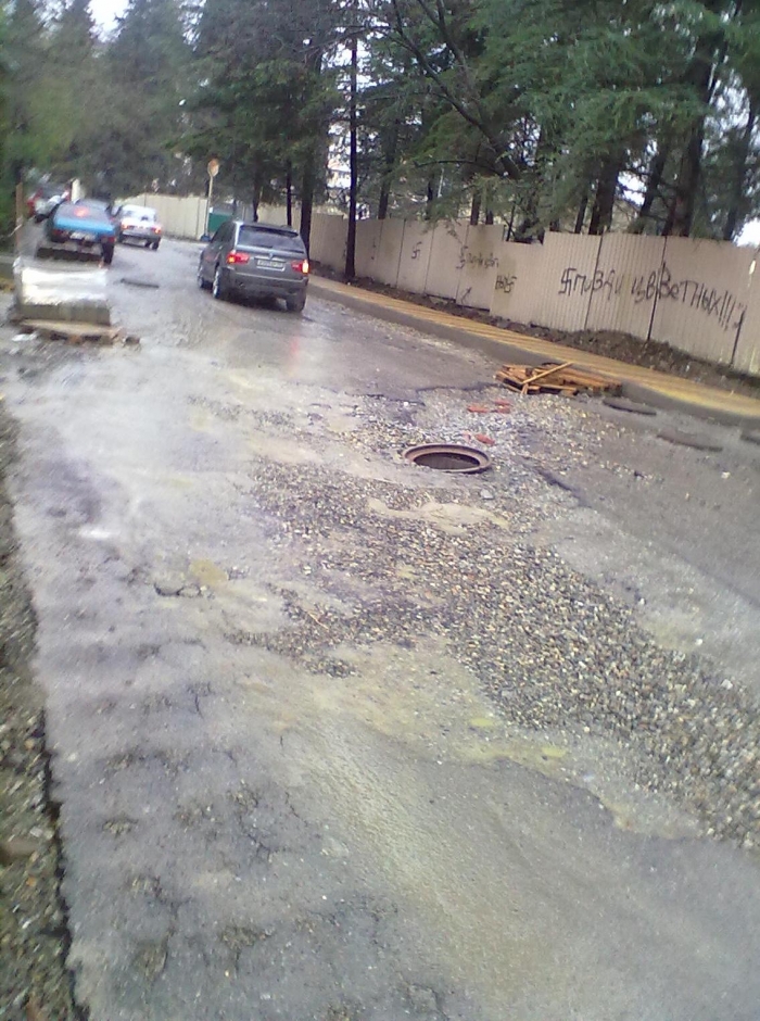 Мой спутник пожалел водителей, с таким упорством преодолевших первую полосу препятствий, и поставил хотя бы такое предупреждение:
