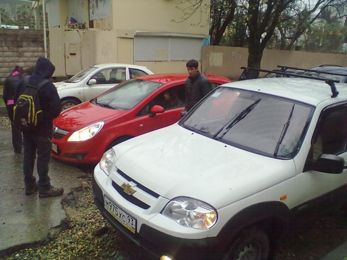 При этом пытались проехать еще и третьим рядом вот по такой «дороге» самые отчаянные.