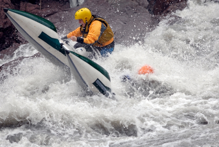 Рискованное, но удачное прохождение порога экипажем катамарана-двойки