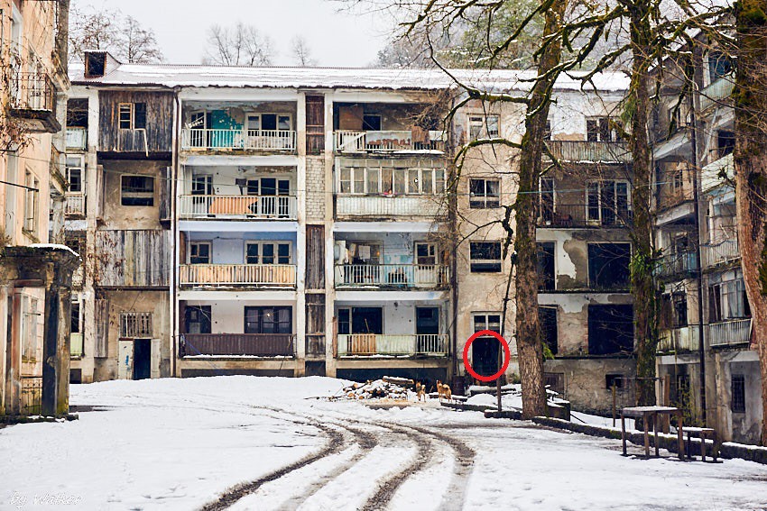 Будто кто-то стоит в подъезде и смотрит в вашу строну. Вот только ног не видно...
