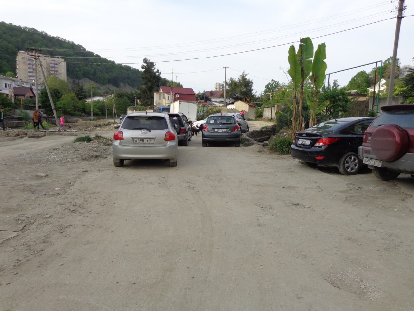 Проезд закрыт машинами, ездить по ухабам