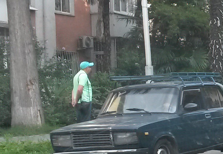 Смагин в ожидании автобуса