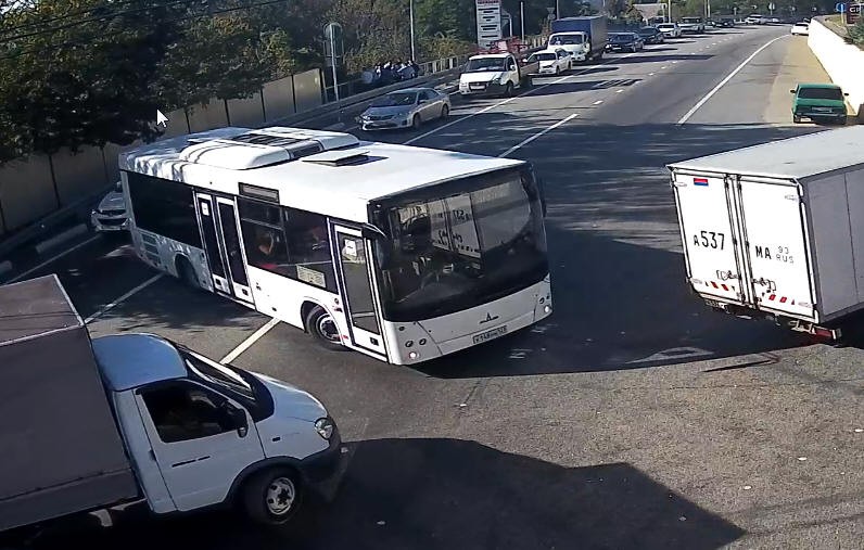 Автобусу наверное тоже надо до креста спуститься.