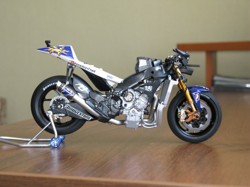 Yamaha YZR-M1 2009 со снятой обшивкой