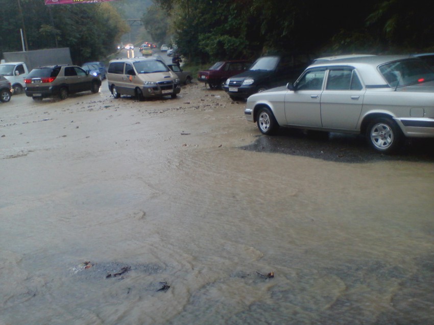 Фото с телефона. Это на Звездочке, когда уже почти стихло... Сейчас  расчищают дорогу, но конечно уже никаких рек не бежит по асфальту!