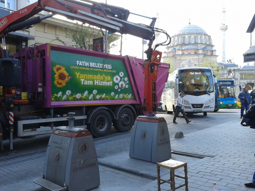 Вот так выглядит сборник мусора, легким нажатием ноги на педаль его открывают.