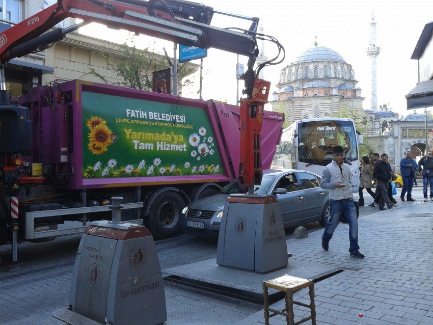 Все производится одним человеком- водителем, с помощью джойстика.