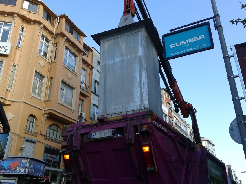 Высыпается в машину, не обронив ни крошки.