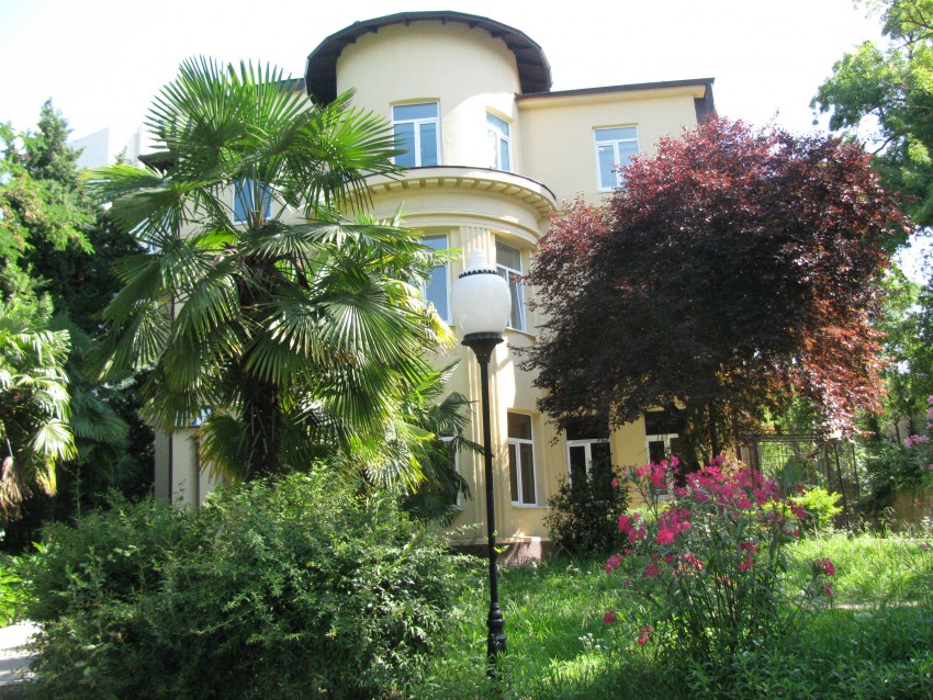 Вот так выглядит реставрированный корпус ближе к дороге