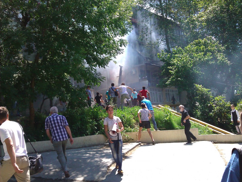 Люди бегут на помощь