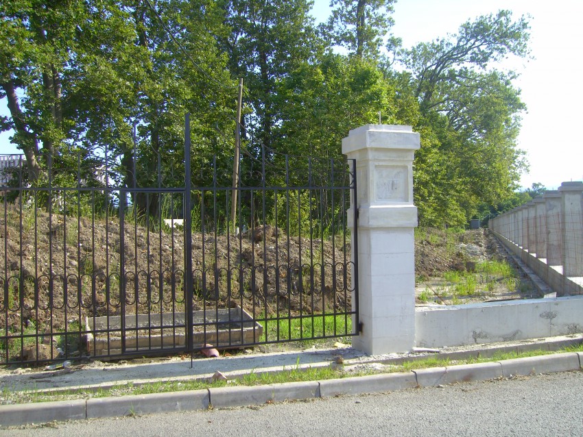 совсем рядом с аллеей проходит дорога