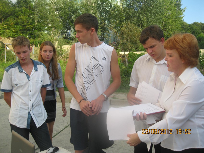 многодетная мать, Афонькина Ирина, со своим семейством ведёт праздник.