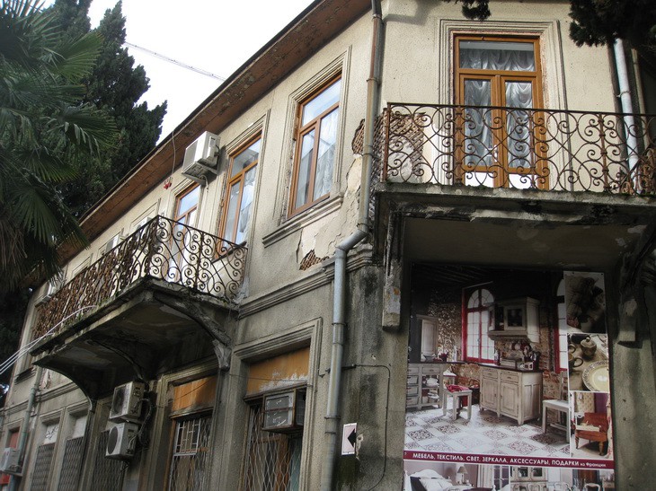 Торчит как зуб гнилой из рта