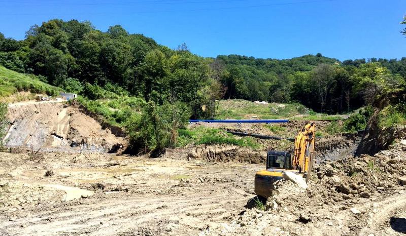 Место строительства опорной стены. Грунт вынут, стена не построена