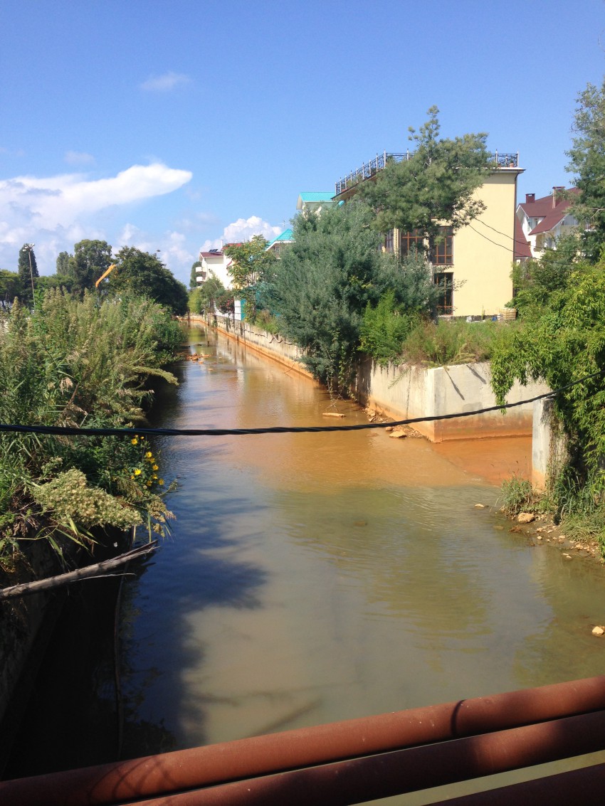 Сток стекает в ручей