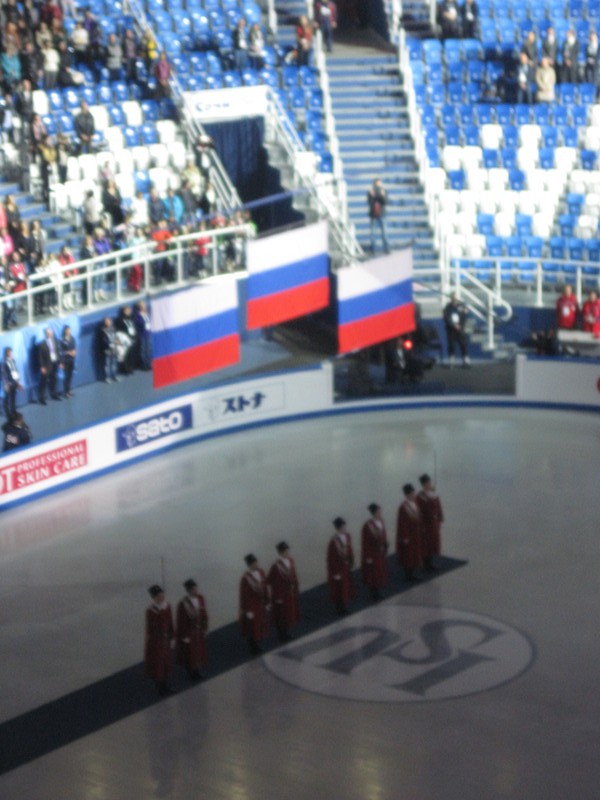 Казачий караул выносит флаги