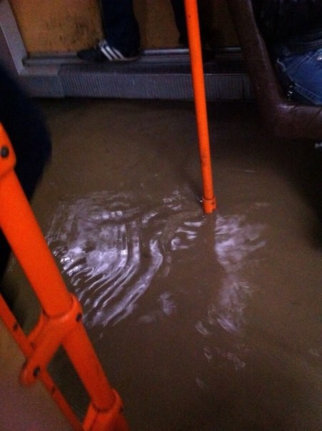 автобус заливает водой