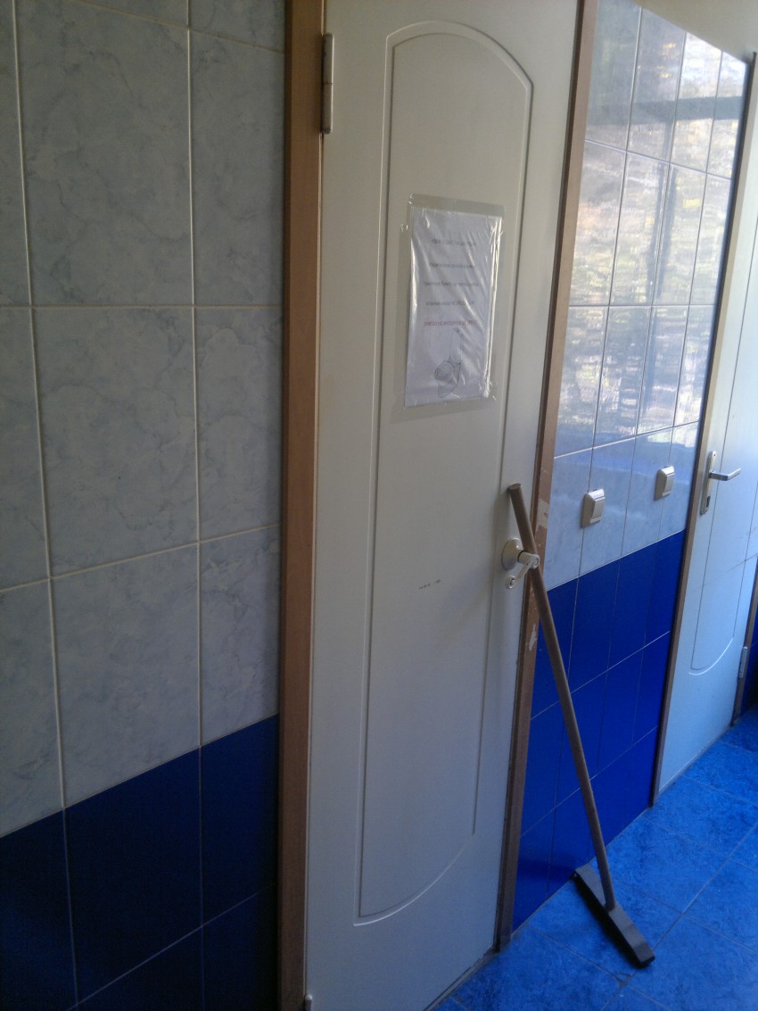 В этой кабинке курит мед. персонал