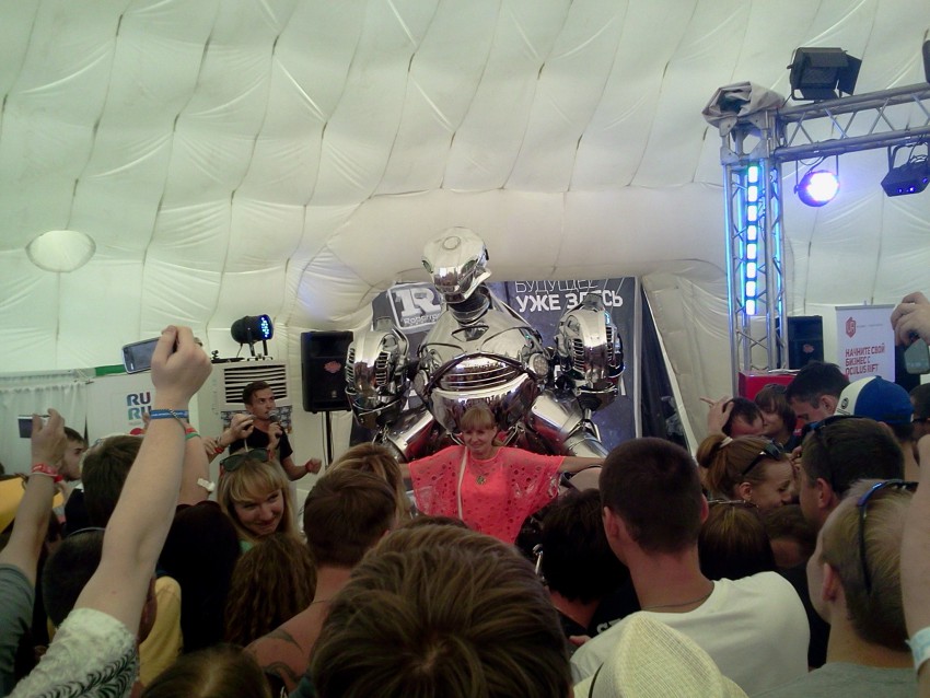 Андроид Роботрон дает пресс-конференцию