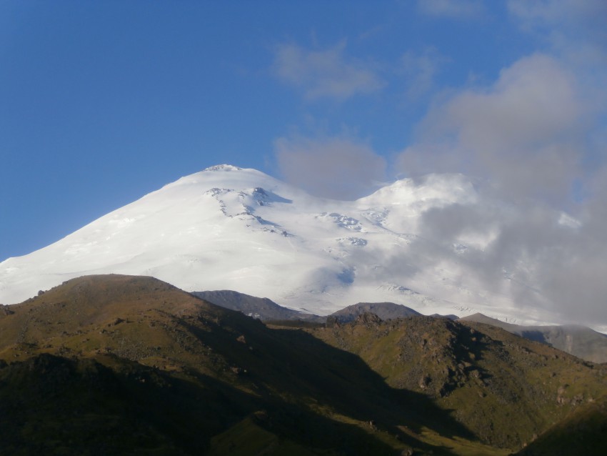 Вершины Эльбруса вдали. Вид с поляны Эммануэля
