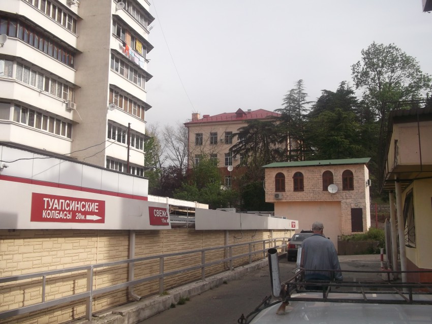 Ареда жилой гараз стоки прямо на поверхность в канавку