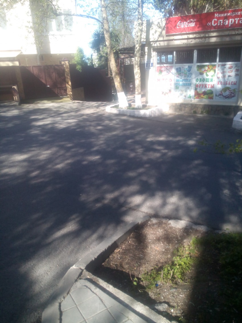 Нет зебры и знака для пешеходного перехода. А ведь здесь ходят школьники и родители с детсадовцами