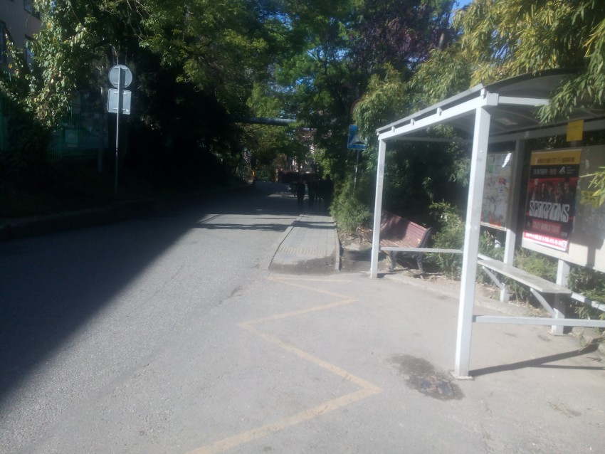 Во время дождя здесь лужа, а это вроде как остановка