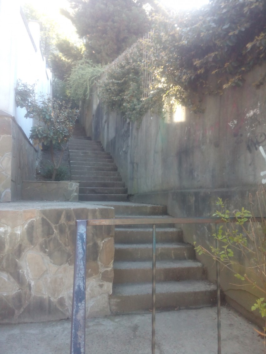 Здесь нормально можно идти, только не ночью, ни одного фонара