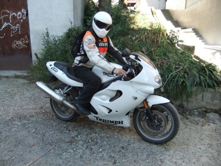 СРОЧНО продаю мотоцикл Triumph TT600