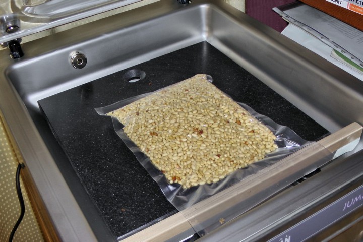 Ядро кедрового ореха в вакууме