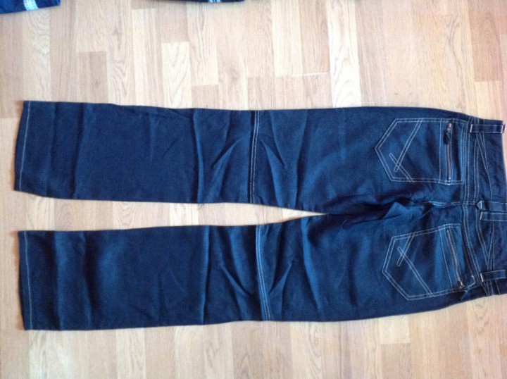 Мужские и женские джинсы и брюки, футболки.