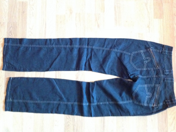 Мужские и женские джинсы и брюки, футболки.