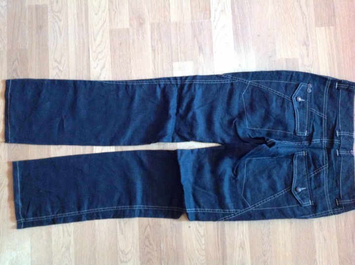 Мужские и женские джинсы и брюки, футболки.