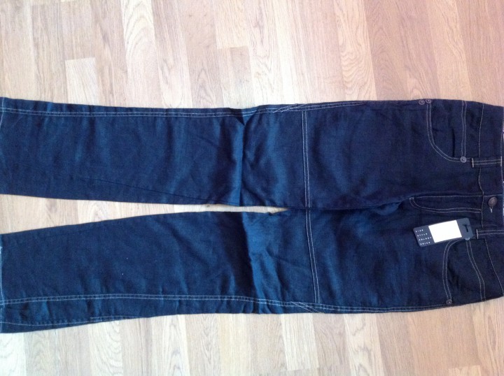 Мужские и женские джинсы и брюки, футболки.