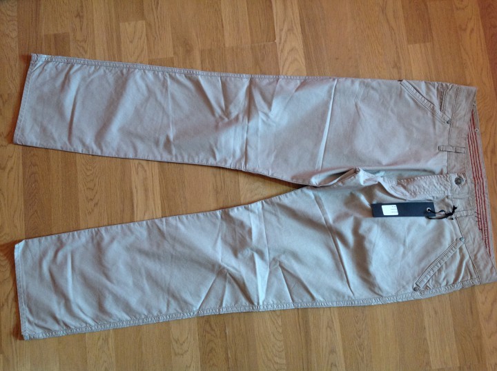 Мужские и женские джинсы и брюки, футболки.