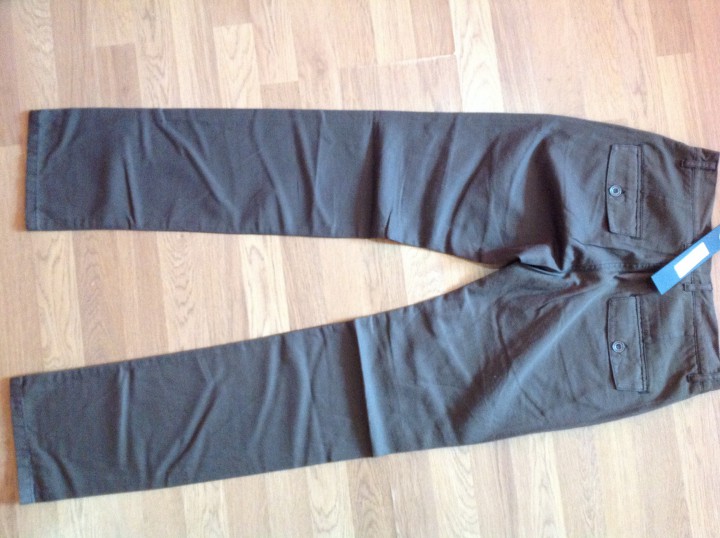 Мужские и женские джинсы и брюки, футболки.