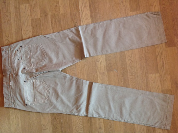 Мужские и женские джинсы и брюки, футболки.