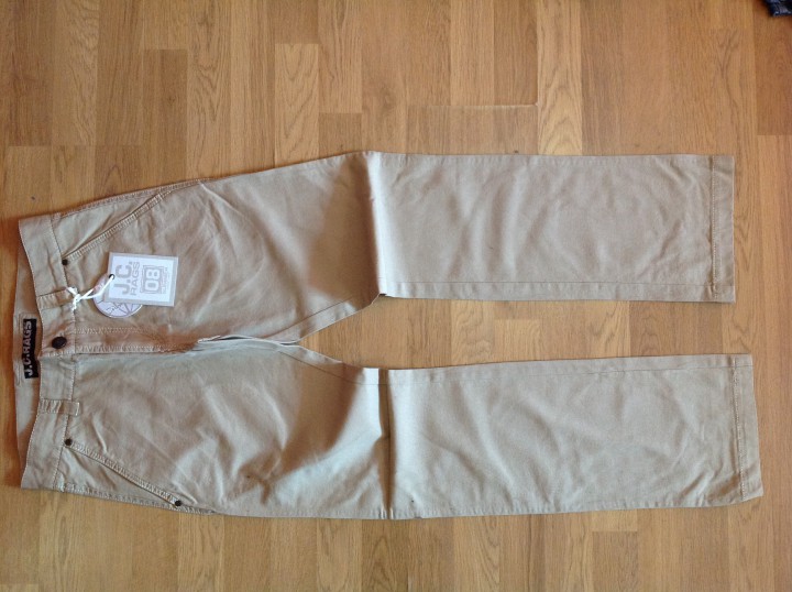 Мужские и женские джинсы и брюки, футболки.