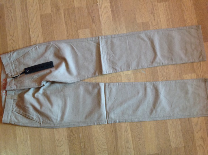 Мужские и женские джинсы и брюки, футболки.