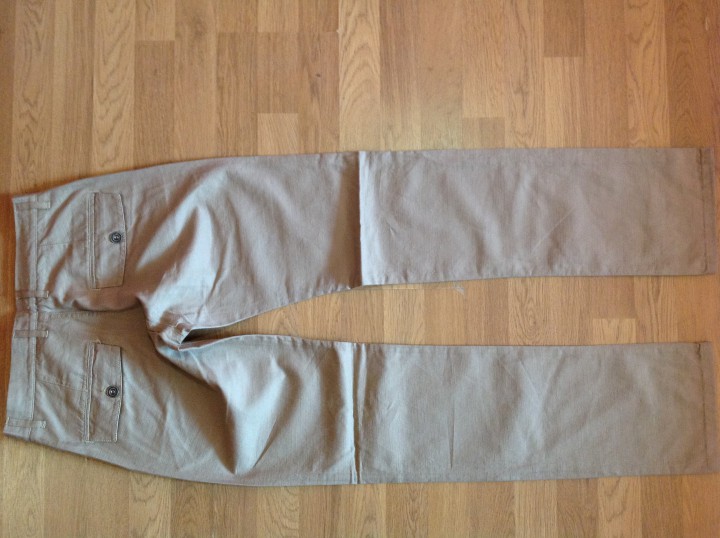 Мужские и женские джинсы и брюки, футболки.